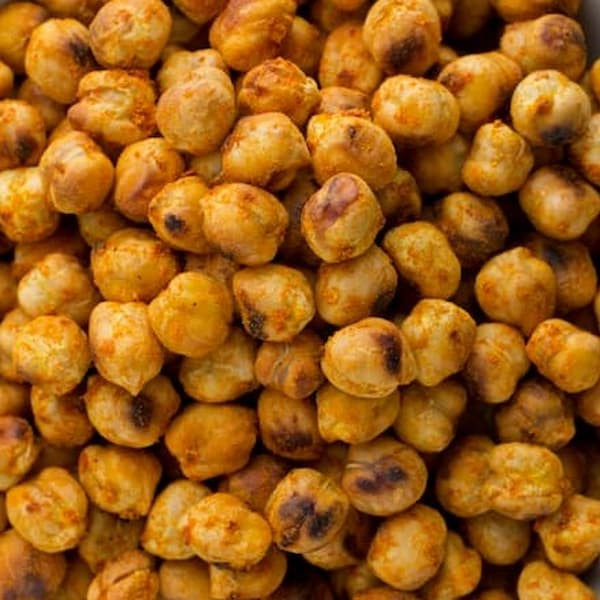 close up image of roasted seasoned chickpeas
