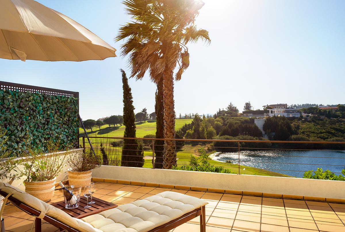 Terra&ccedil;o com vista para os campos de golfe no Belas Clube de Campo &ndash; fotografia de arquitetura residencial