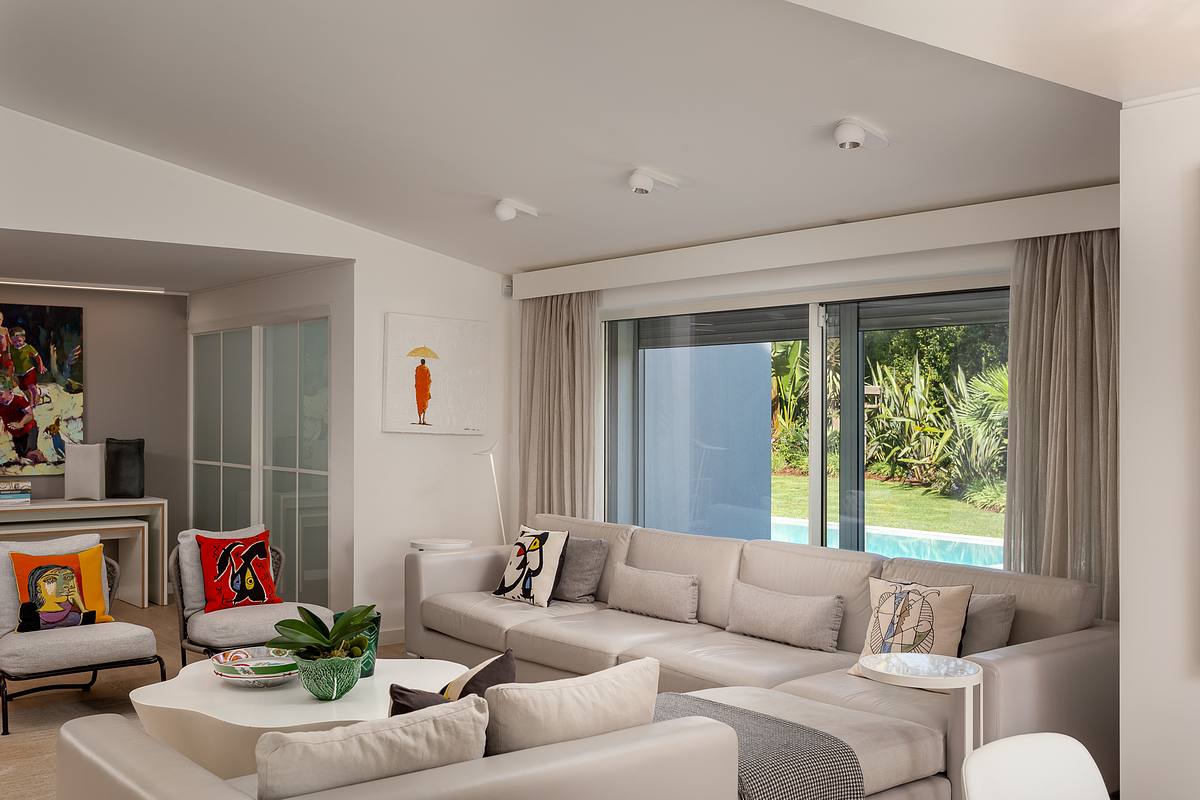 Sala principal de moradia V3 na Quinta da Marinha em Cascais com luz natural equilibrada