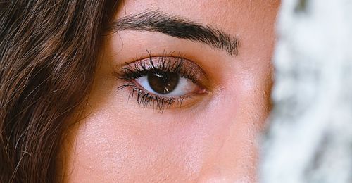 detaliu portret artistic cu focus pe privire