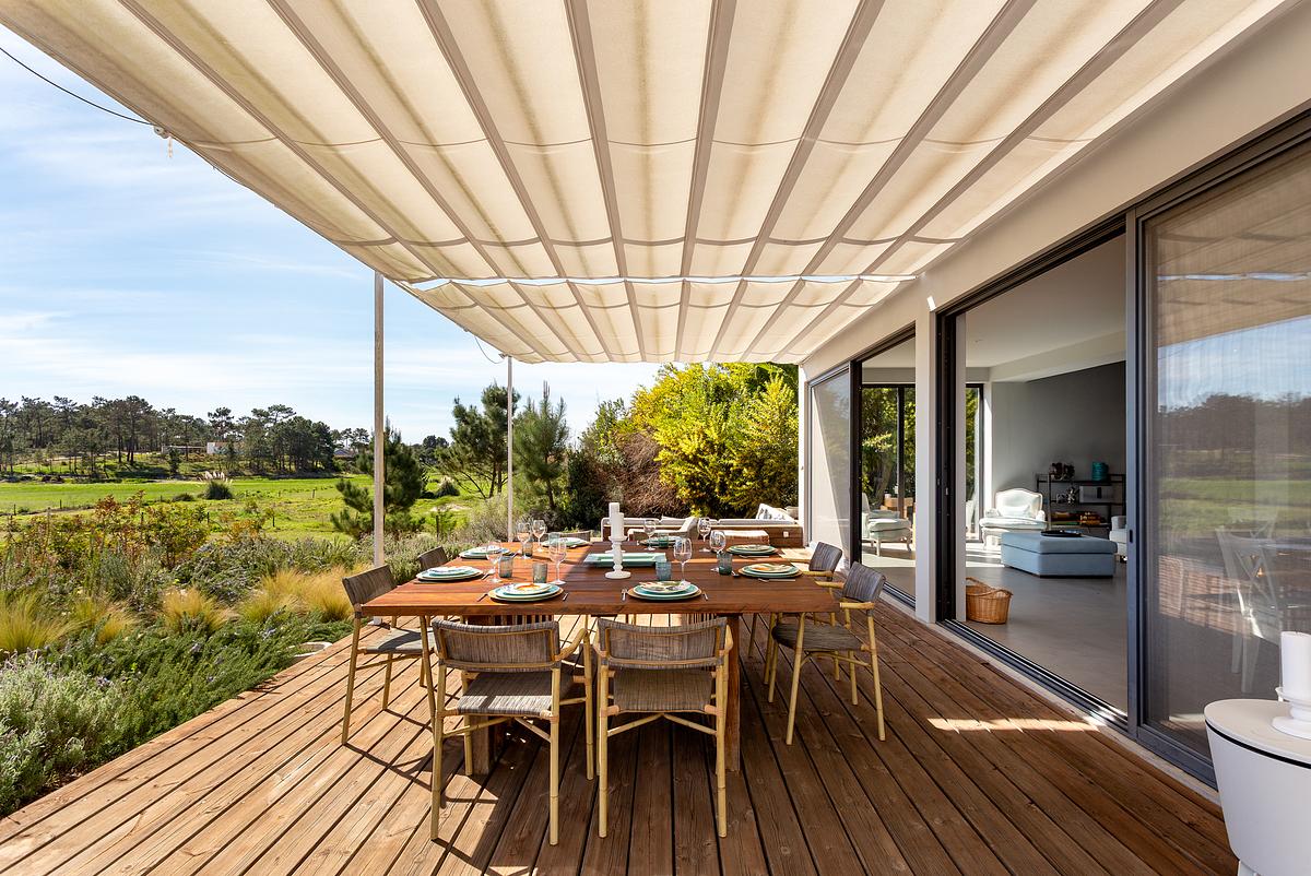 Fotografia de interiores de moradia T3 na Comporta com luz natural e homestaging