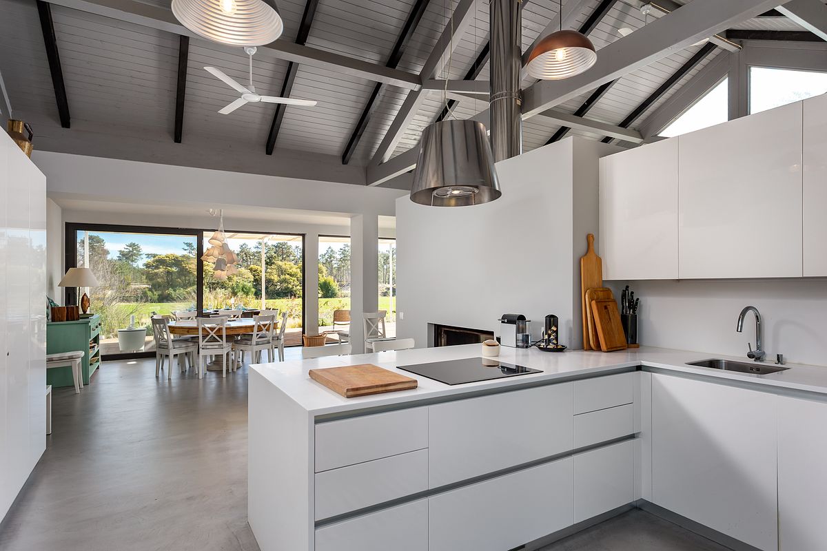 Fotografia de interiores de moradia T3 na Comporta com luz natural e homestaging