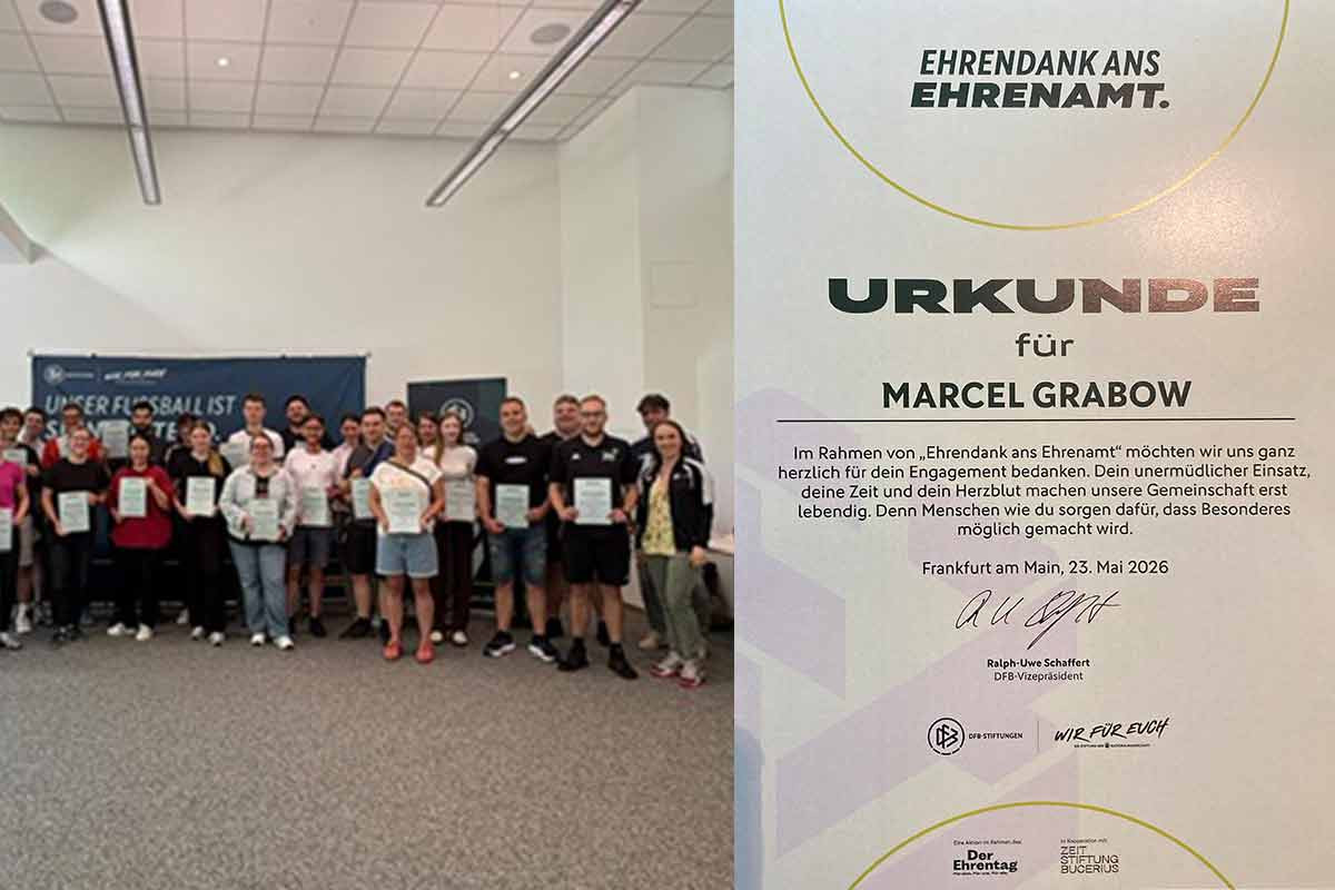 Abschlussfoto der Gruppe im Hotel mit Abbildung der Urkunde