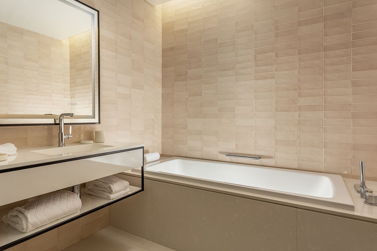 Hyatt Regency Lisboa Queen Bed Room Bathroom Detail