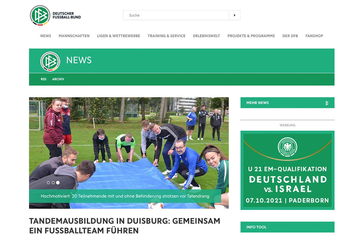 Young Coach und Tandempartner im Training - Inklusiver Fußballausbildung