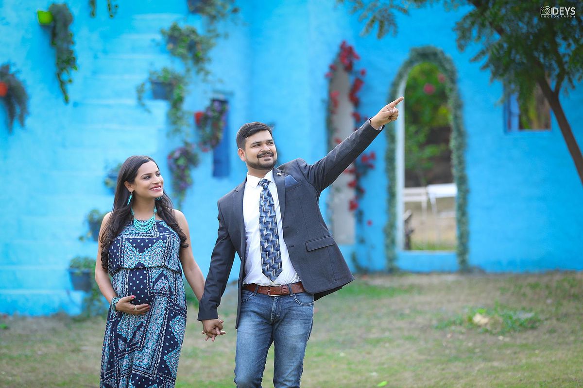 Beautiful maternity couple pictures at studio