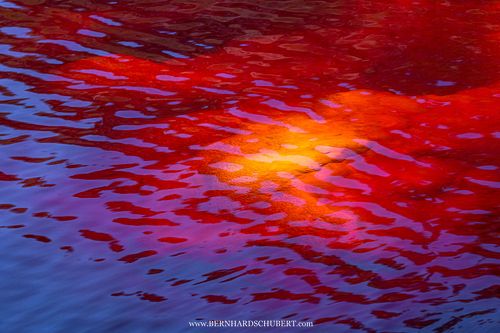 Blauer Himmel, toxische Gewässer