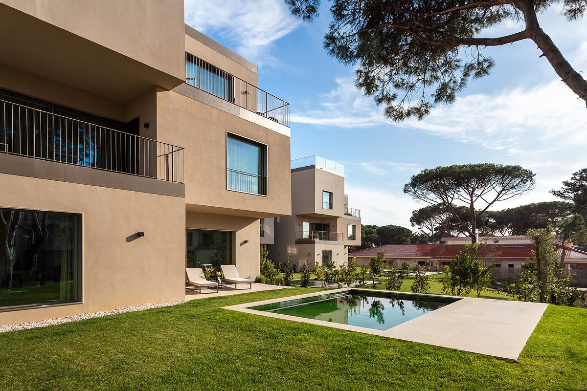 Fotografia de arquitectura mostrando a integra&ccedil;&atilde;o do Marinha Prime com a natureza envolvente