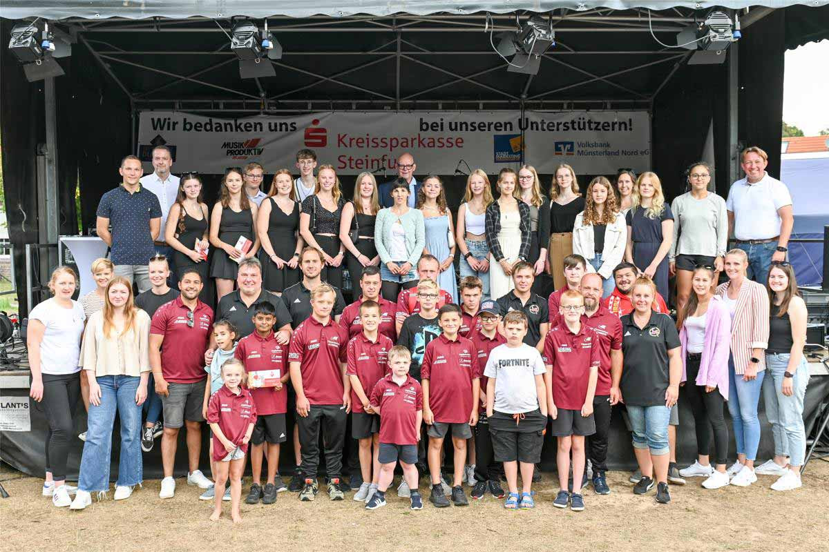 Bild von der Sportlerehrung 2022 in Ibbenbüren. Frank Nottekämper, Vorsitzender des SSV, und Bürgermeister Dr. Marc Schrameyer zeichnen erfolgreiche Sportlerinnen und Sportler aus.
