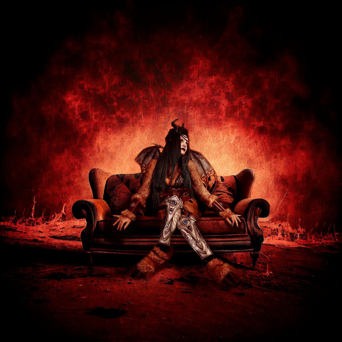 photo tarot La Succube, femme démon sur canapé regardant vers le ciel, entre tentation et aspiration à la rédemption