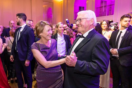 Steinmeier and spouse share a moment on the dance floor during Bundespresseball 2024.