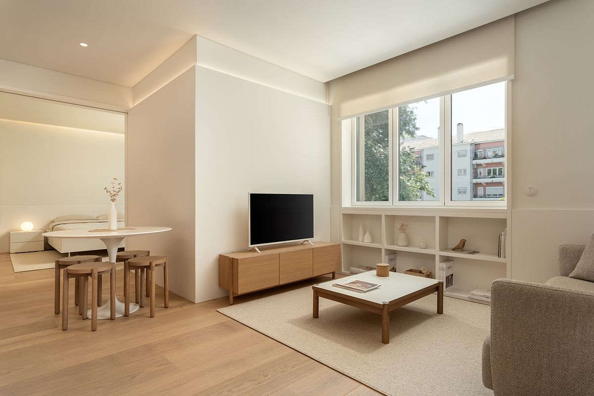 Fotografia de no Apartamento Reabilitado na Av. Roma, Lisboa, projeto do ATELIÊ 22.