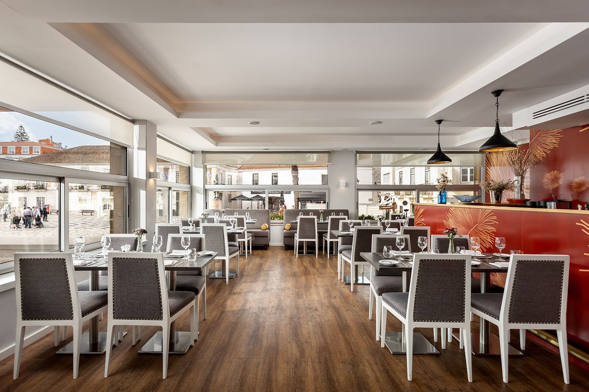 Espa&ccedil;o de restaura&ccedil;&atilde;o do Hotel Ba&iacute;a Cascais com vista mar &ndash; fotografia de hotelaria