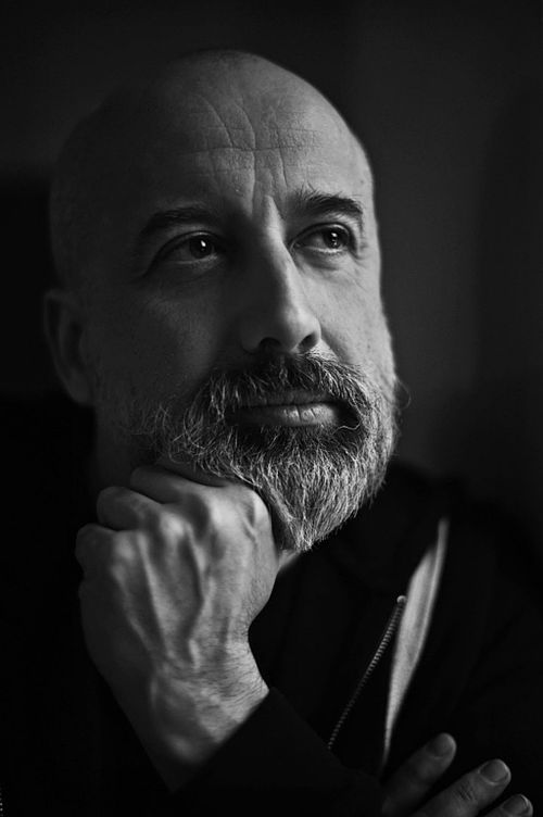 Cześć, nazywam się Michał Szperling, jestem fotografem: portrecistą i reportażystą.