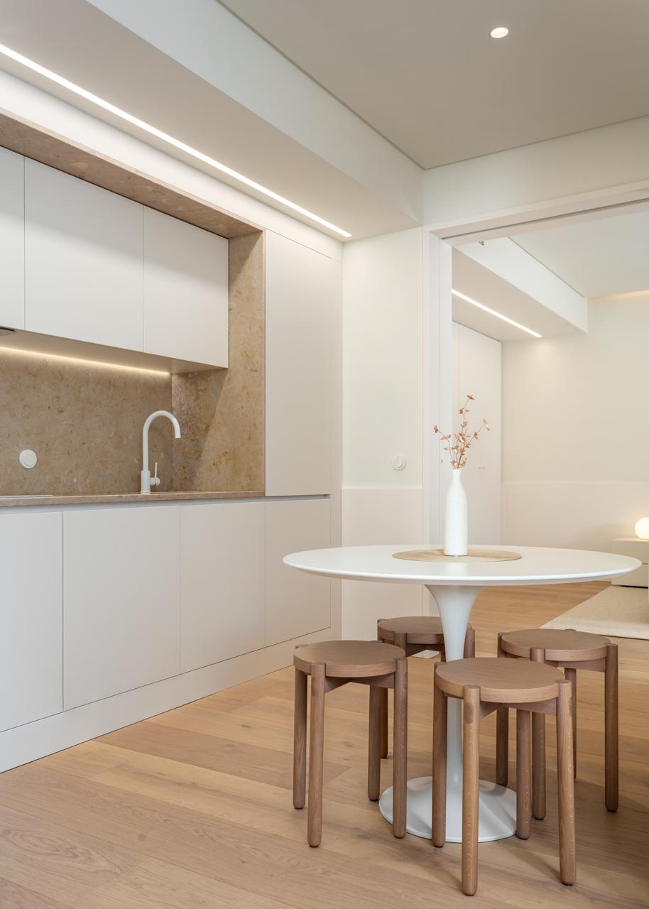 Fotografia de no Apartamento Reabilitado na Av. Roma, Lisboa, projeto do ATELI&Ecirc; 22.