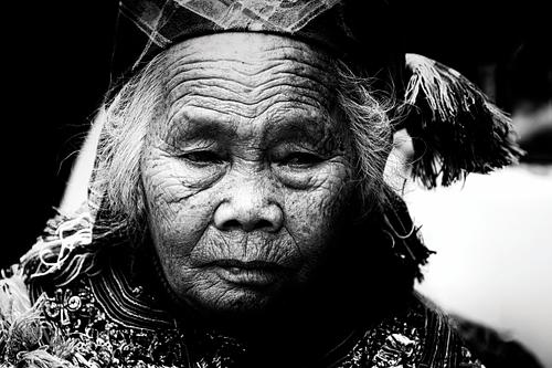 Portrait d'une femme pris en photo de rue à Sapa au Vietnam