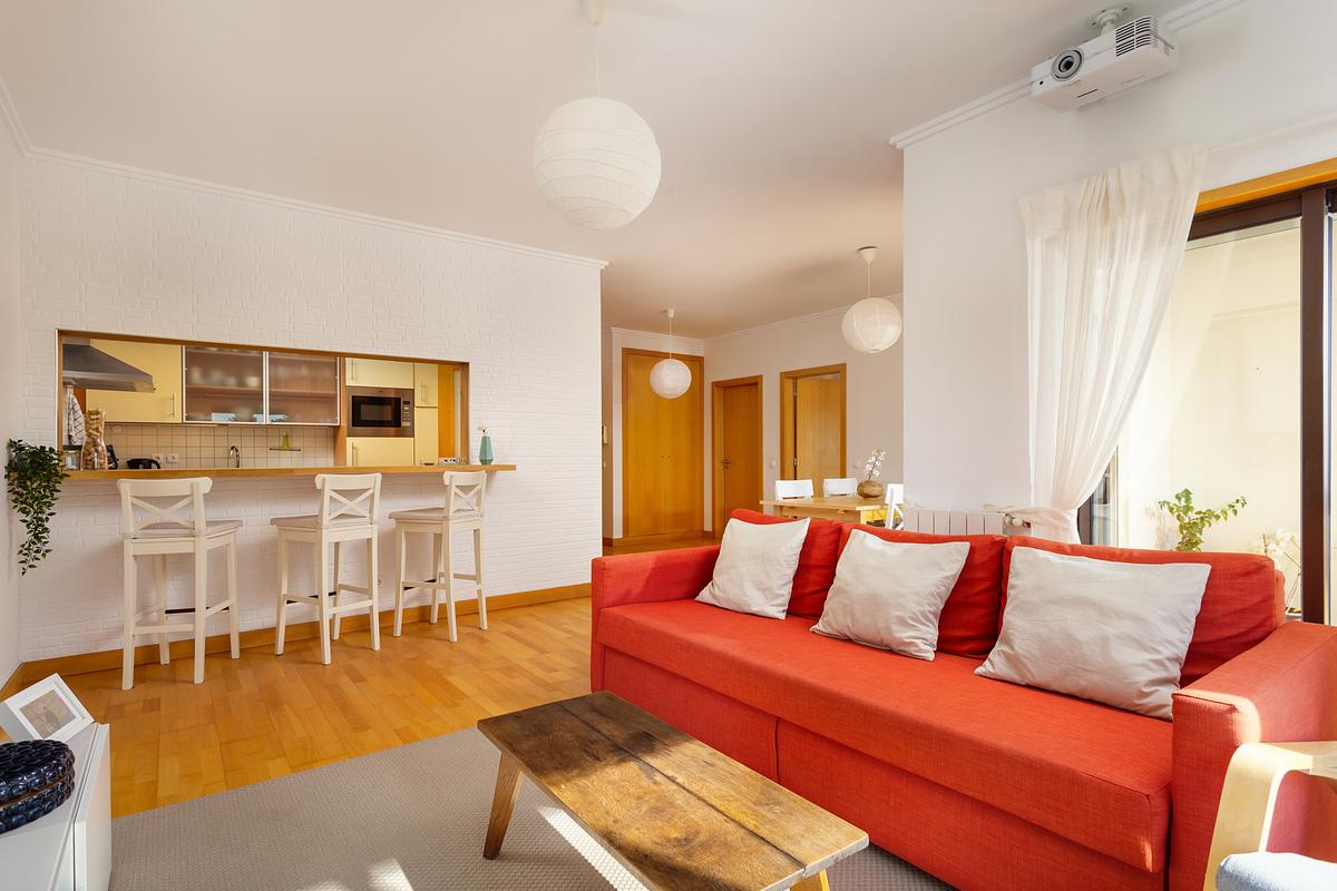 Sala de estar com vista exterior no Belas Clube de Campo &ndash; fotografia de interiores