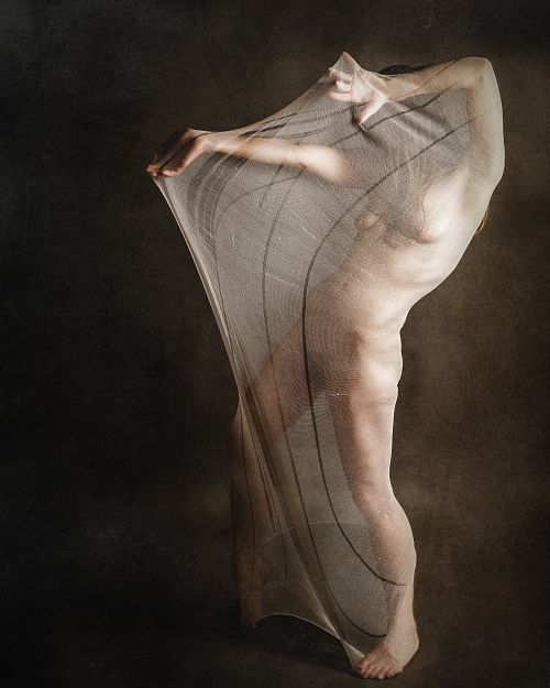 Photographie fine art d&rsquo;une femme nue envelopp&eacute;e dans un voile tendu, illustrant la lutte int&eacute;rieure entre protection et ouverture, et la difficult&eacute; de s&rsquo;exposer &eacute;motionnellement &mdash; &oelig;uvre de Pascal Yennis, Namur, Belgique.