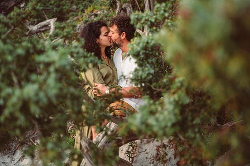 "coppia si bacia fra i ginepri ad Alghero"