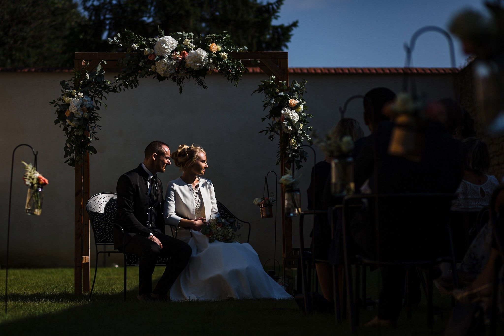 Couple de mari&eacute;s pendant la c&eacute;r&eacute;monie dans la lumi&egrave;re captur&eacute; par S&eacute;bastien CLAVEL photographe de Mariage &agrave; Lyon et Gen&egrave;ve