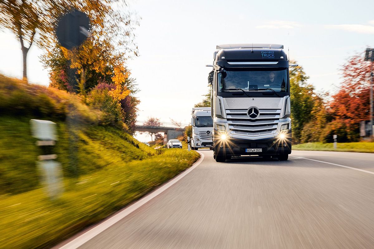 Die Erprobung des Mercedes Benz GenH2 Truck findet auf öffentlichen Straße statt // Testing of the Mercedes-Benz GenH2 Truck has expanded onto public roads