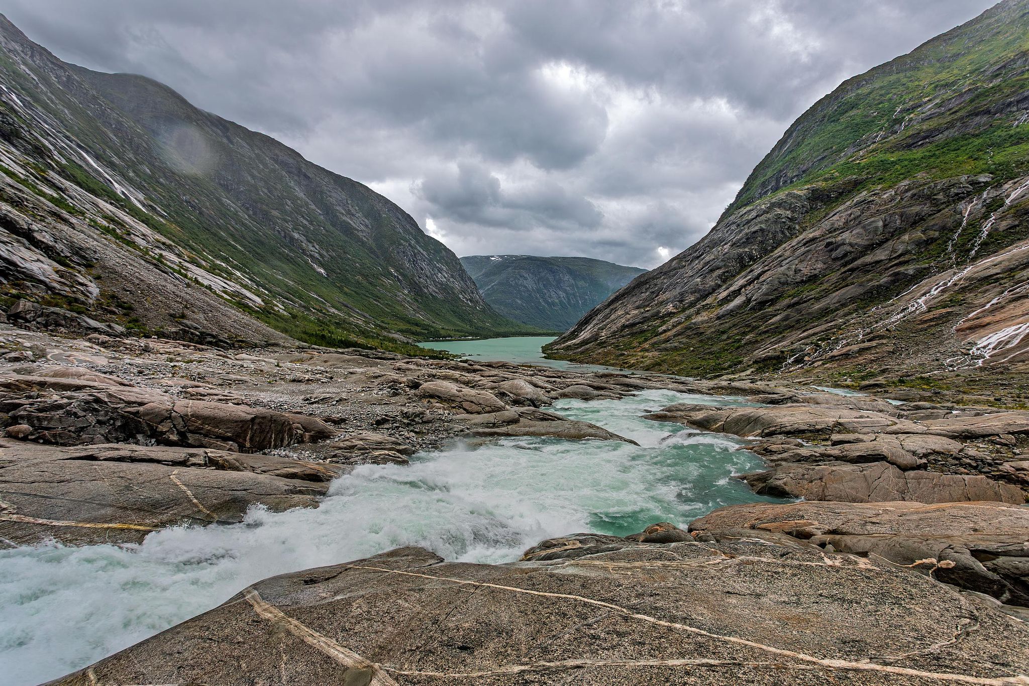 Paysage nordique avec torrent et montagnes.