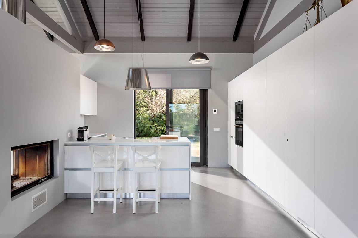 Fotografia de interiores de moradia T3 na Comporta com luz natural e homestaging
