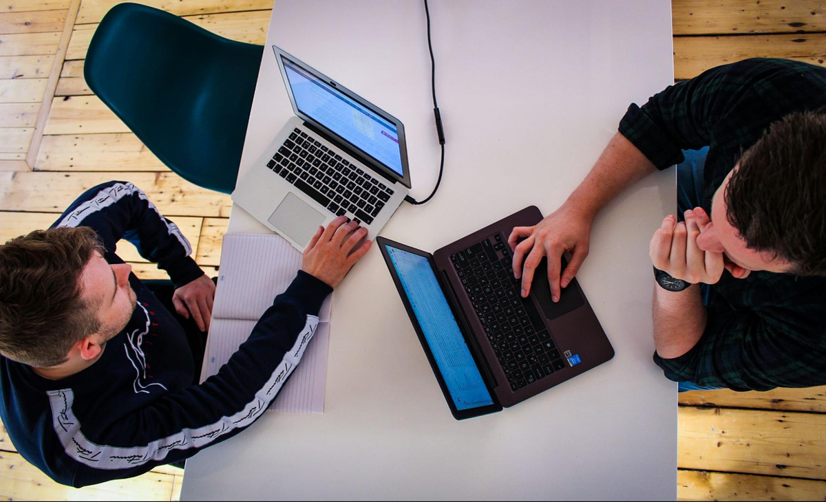 dos personas en una computadora portátil