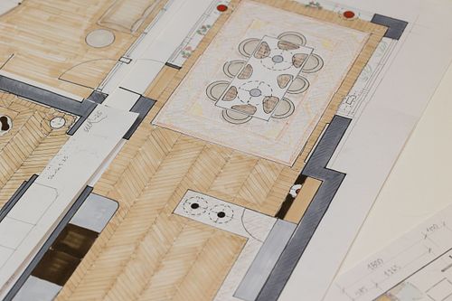 Närbild av färglagd planritning med möblering och mönsterlagd golvstruktur, som del av inredningsplanering.