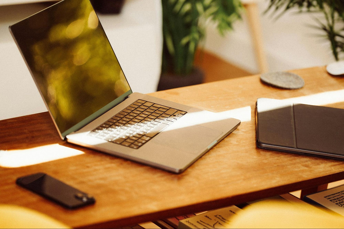 ordinateur portable sur une table