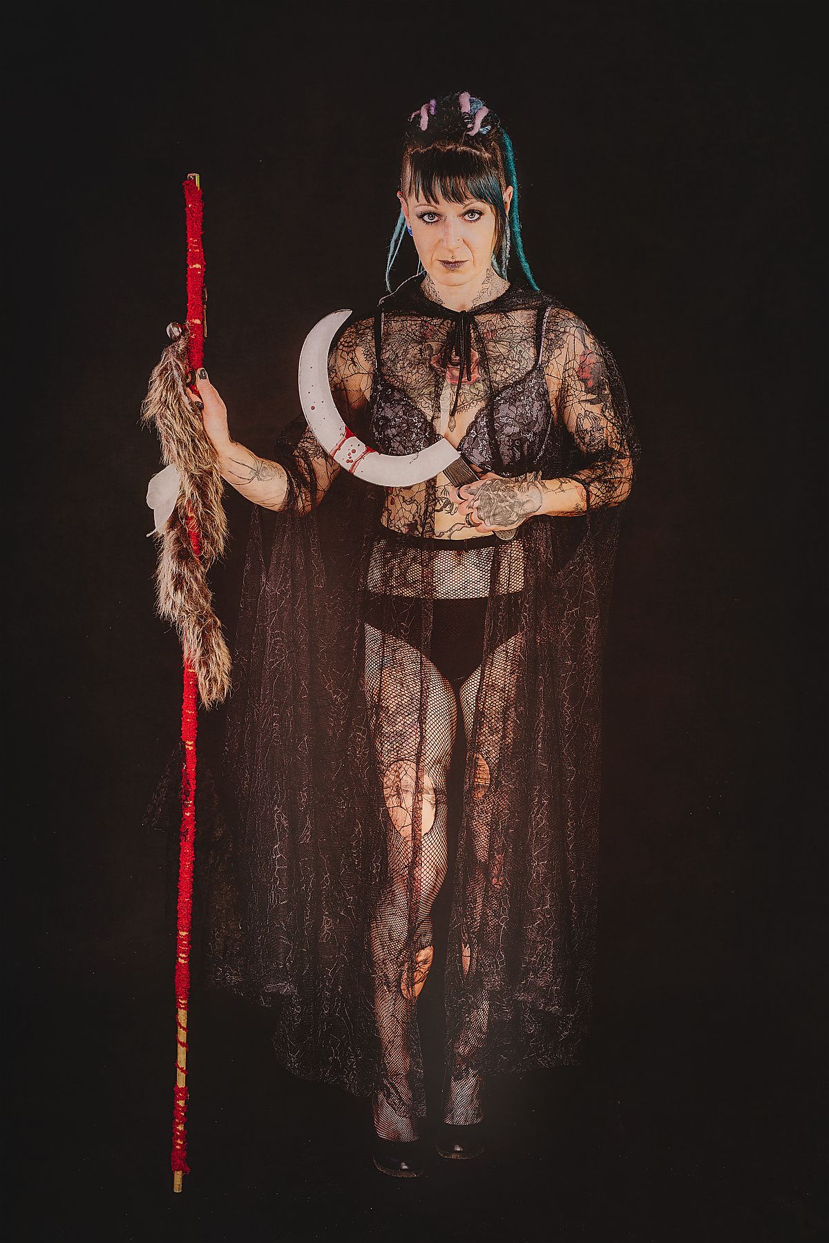 photo tarot Gardienne de l’Équilibre, femme tribale avec lance rouge et faucille près du cœur