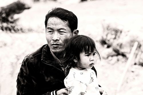 Portrait d'un homme et d'un enfant pris en photo de rue à Sapa au Vietnam