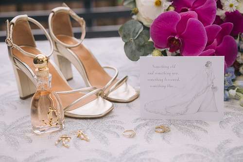 Bride & Groom get ready for the wedding day