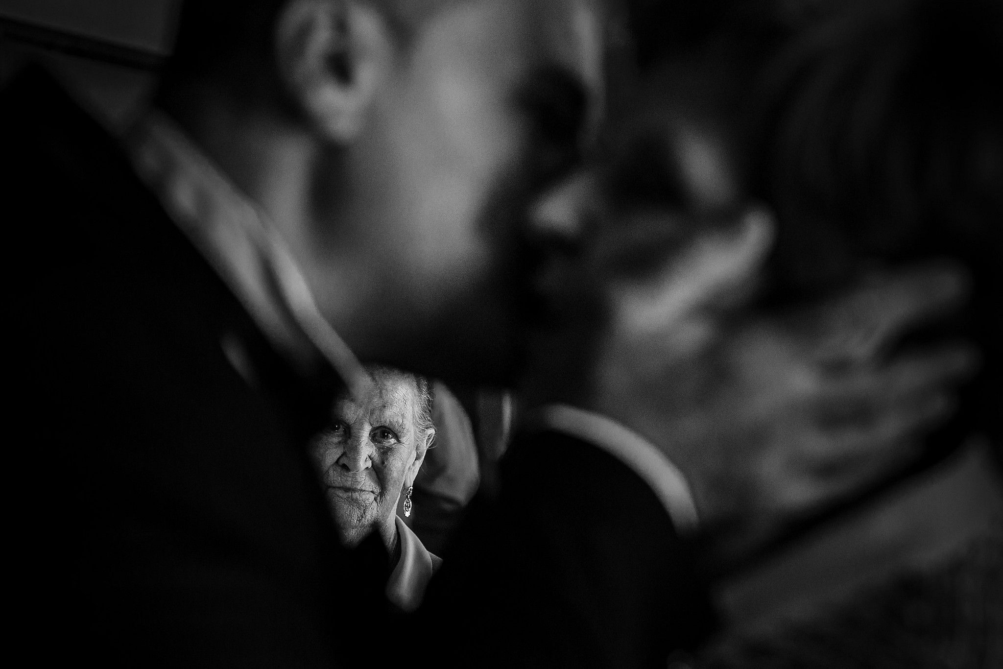 Grand m&egrave;re qui regarde son petit fils et sa fille en train de s'embrasser captur&eacute; par S&eacute;bastien CLAVEL photographe de Mariage &agrave; Lyon et Gen&egrave;ve