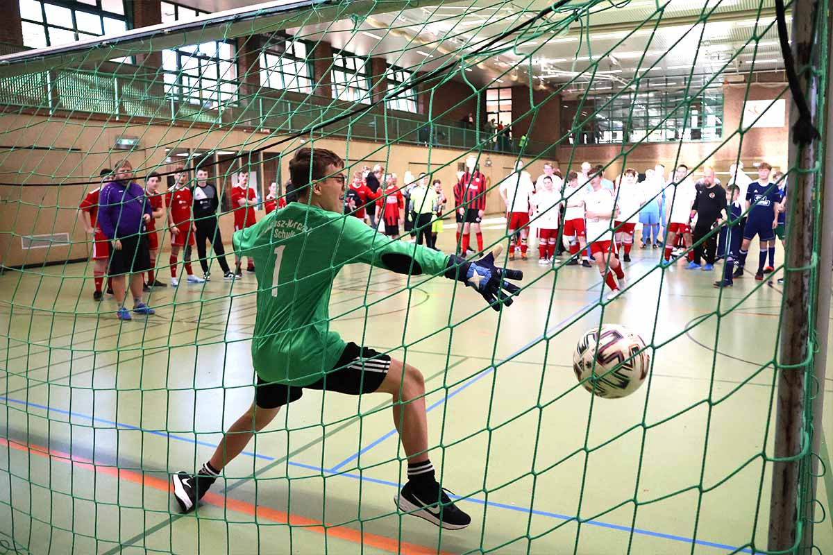 Elfmterschießen beim Turnier - Sanitäter sind vor Ort