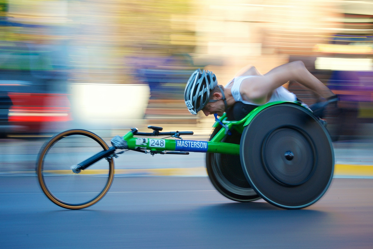 athlète en fauteuil roulant de course