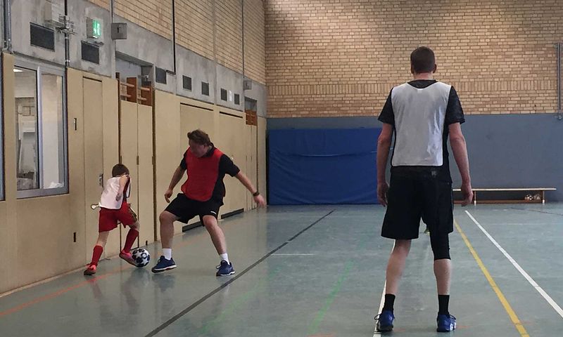 Bürgermeister Dr. Marc Schrameyer zu Gast beim Ibbenbürener Kickers Training