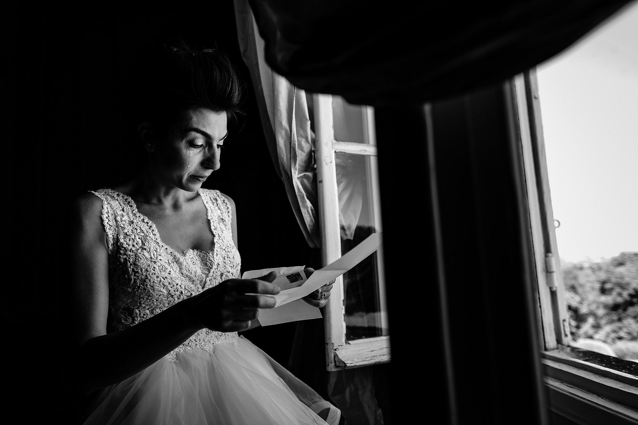 Mari&eacute;e qui pleure en lisant la lettre de son futur mari captur&eacute; par S&eacute;bastien CLAVEL photographe de Mariage &agrave; Lyon et Gen&egrave;ve