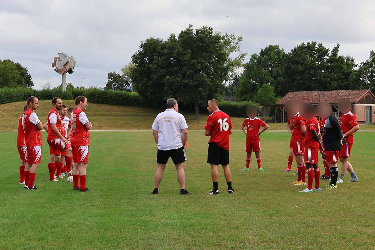Spieler der IBB Kickers begrüßen Inhaftierte mit Handschlag