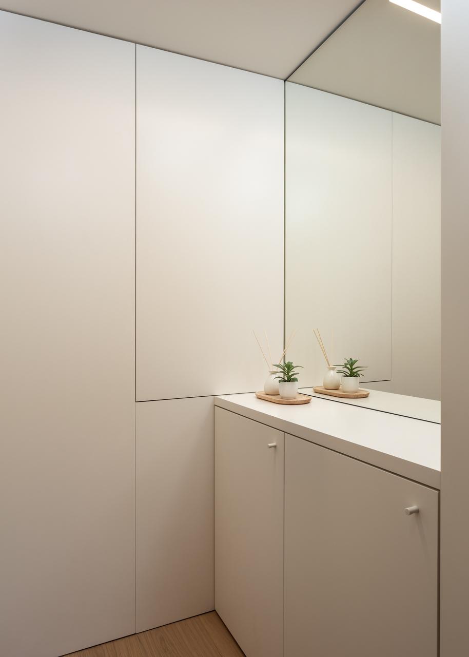 Fotografia de no Apartamento Reabilitado na Av. Roma, Lisboa, projeto do ATELI&Ecirc; 22.