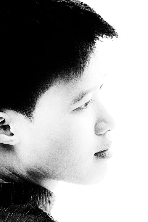 Portrait d'un jeune homme pris en photo de rue à Hanoï au Vietnam