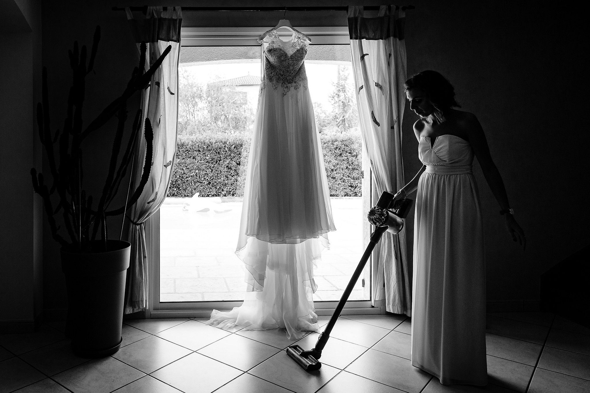 T&eacute;moin de la mari&eacute;e qui aspire le sol devant la robe captur&eacute; par S&eacute;bastien CLAVEL photographe de Mariage &agrave; Lyon et Gen&egrave;ve