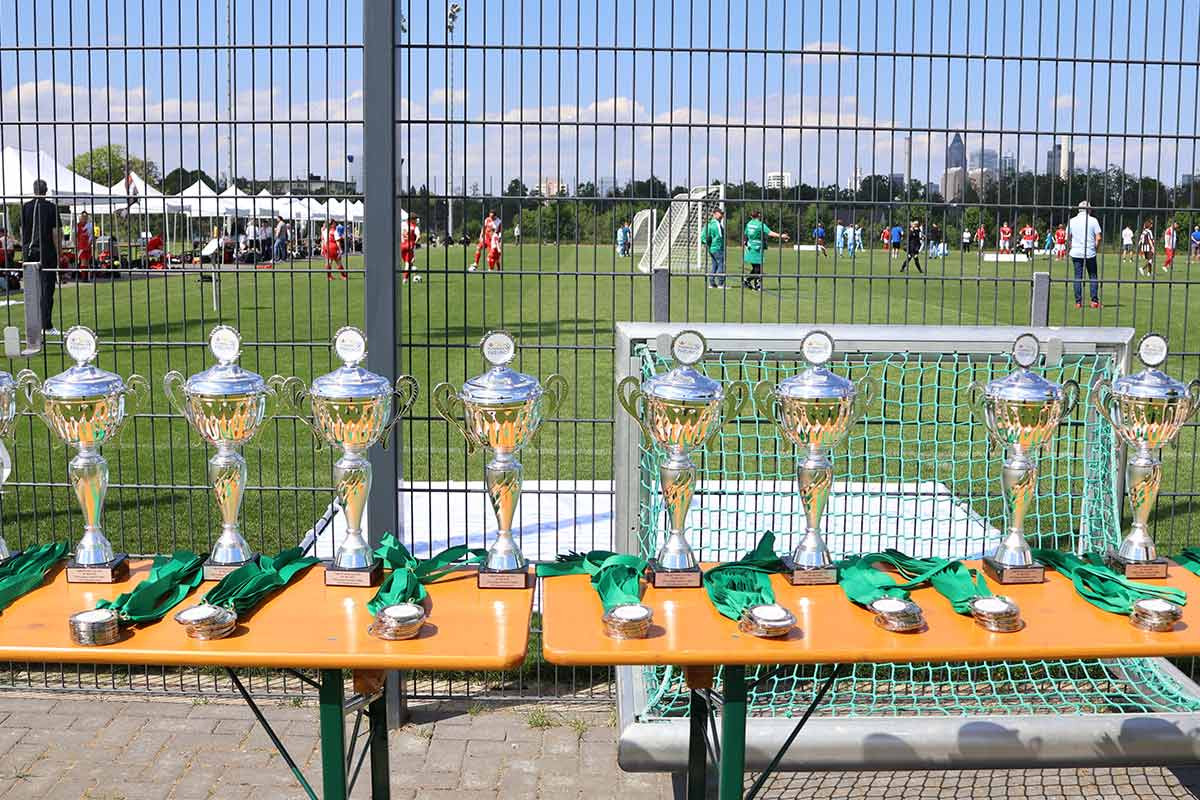 Die Pokale und Medaillen für alle Teams und Spieler auf einem Tisch präsentiert