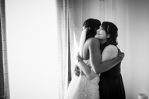 "abbraccio intenso fra sposa e testimone"