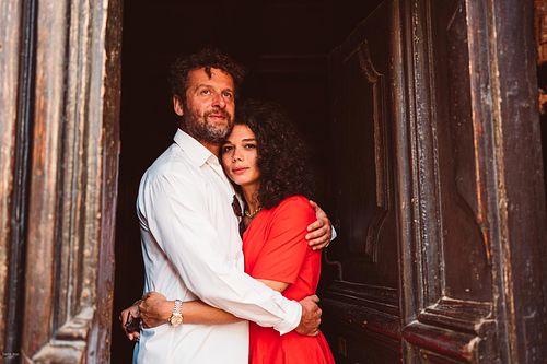 "coppia si abbraccia sul portone della cattedrale di Alghero"