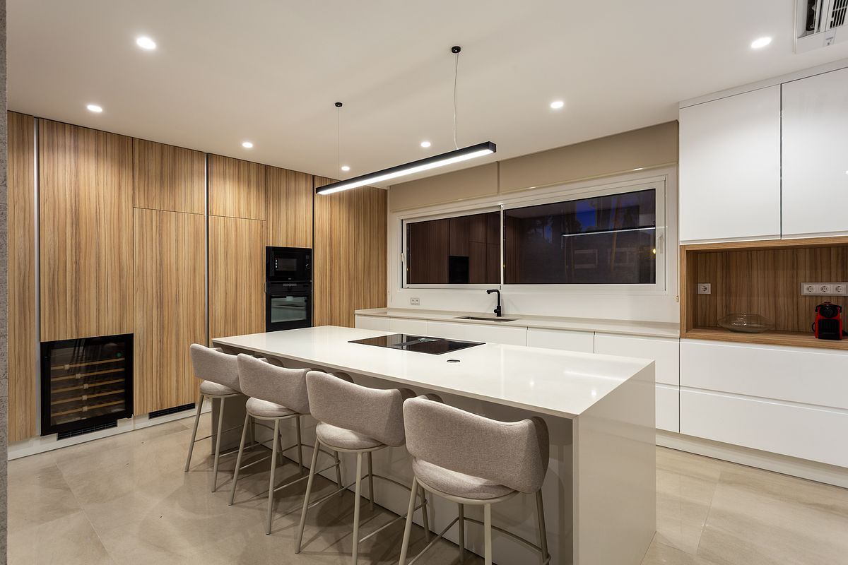 Fotografia de interiores de cozinha contempor&acirc;nea em moradia na Herdade da Aroeira