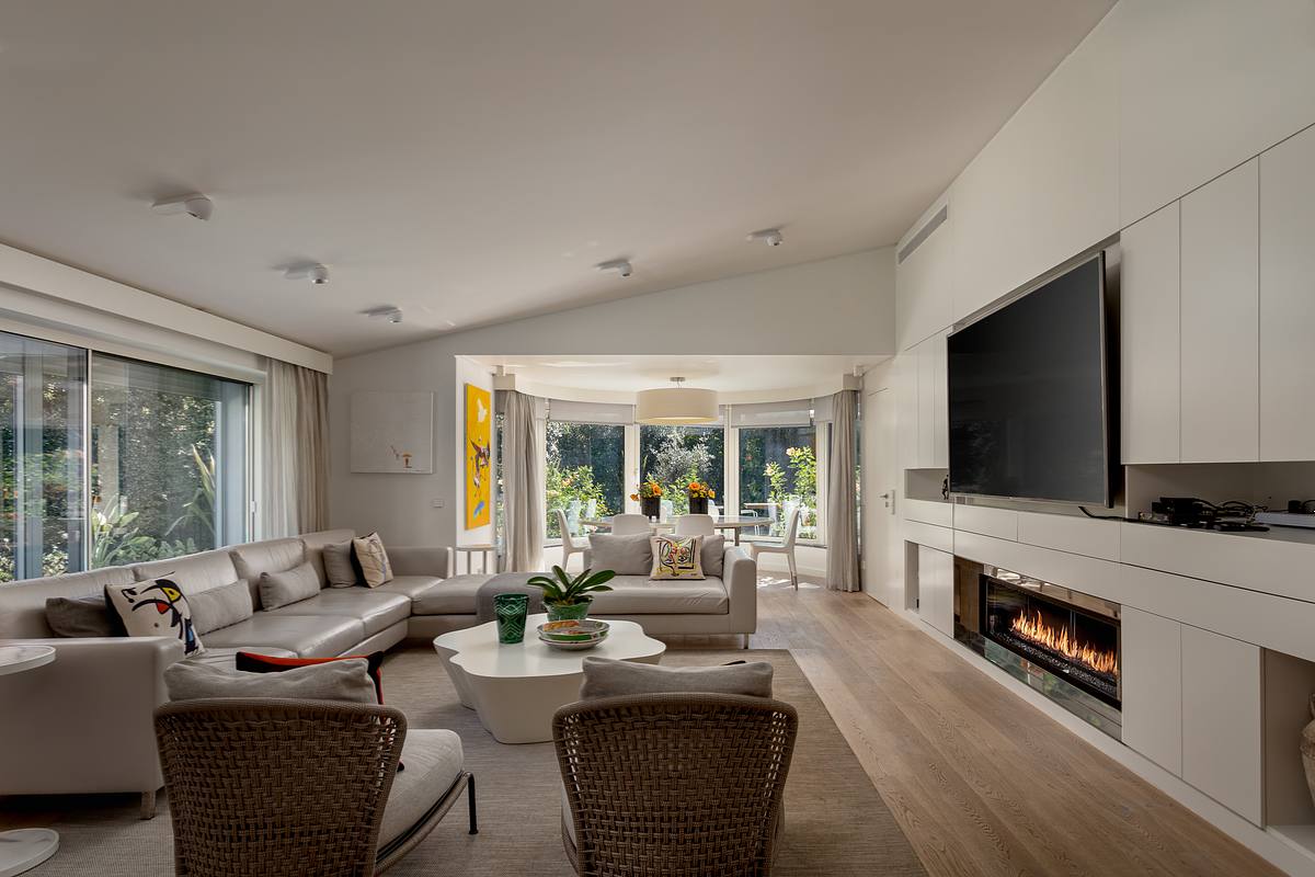 Sala principal de moradia V3 na Quinta da Marinha em Cascais com luz natural equilibrada
