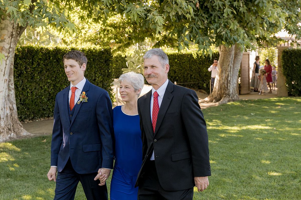 groom-with-parents