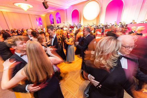 Couples waltzing in the grand ballroom of the Bundespresseball 2024 at Hotel Adlon.