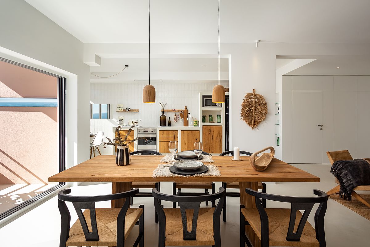 Cozinha de apartamento T2 na Guia em Cascais com organiza&ccedil;&atilde;o funcional e luz natural